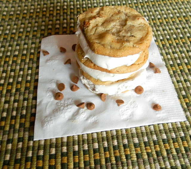 Cinnamon Maple Cool Whip Cookie Sandwiches - cinnamon chip cookie sandwiches with frozen cool whip in the middle | www.thebatterthickens.com