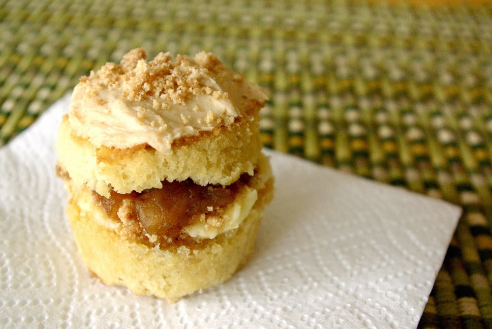 Apple Pie Babycakes are based on the Milk Bar Apple Pie Cake recipe, but in miniature form | www.thebatterthickens.com
