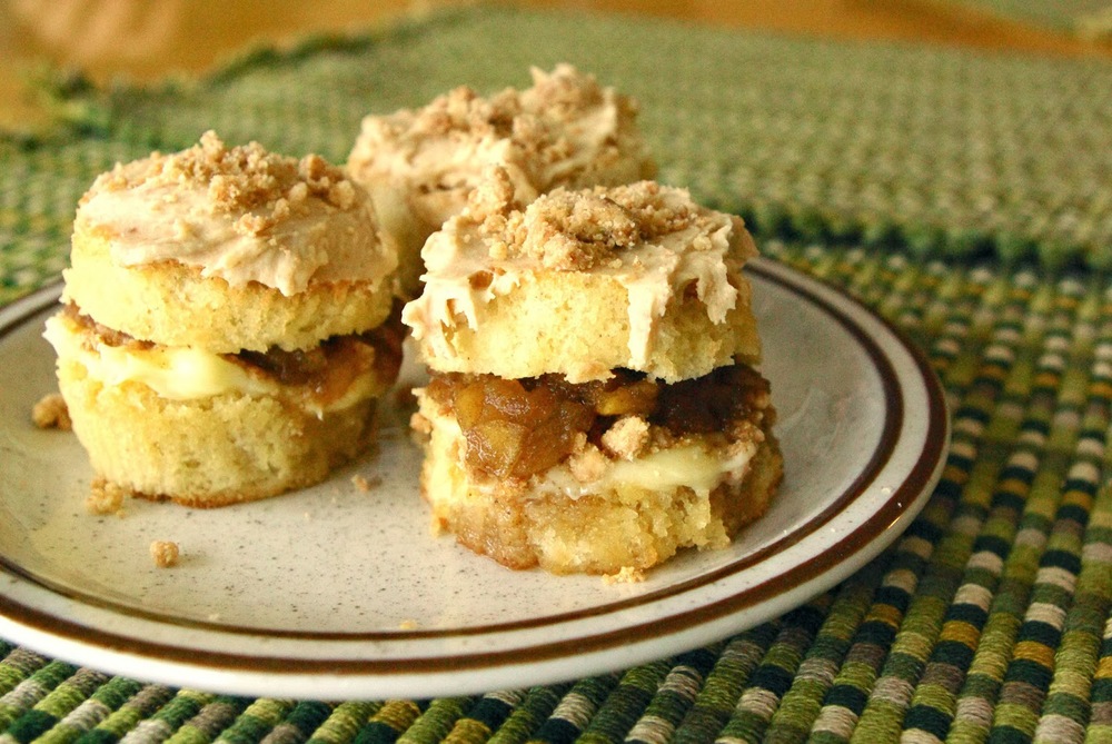 Apple Pie Babycakes are based on the Milk Bar Apple Pie Cake recipe, but in miniature form | www.thebatterthickens.com