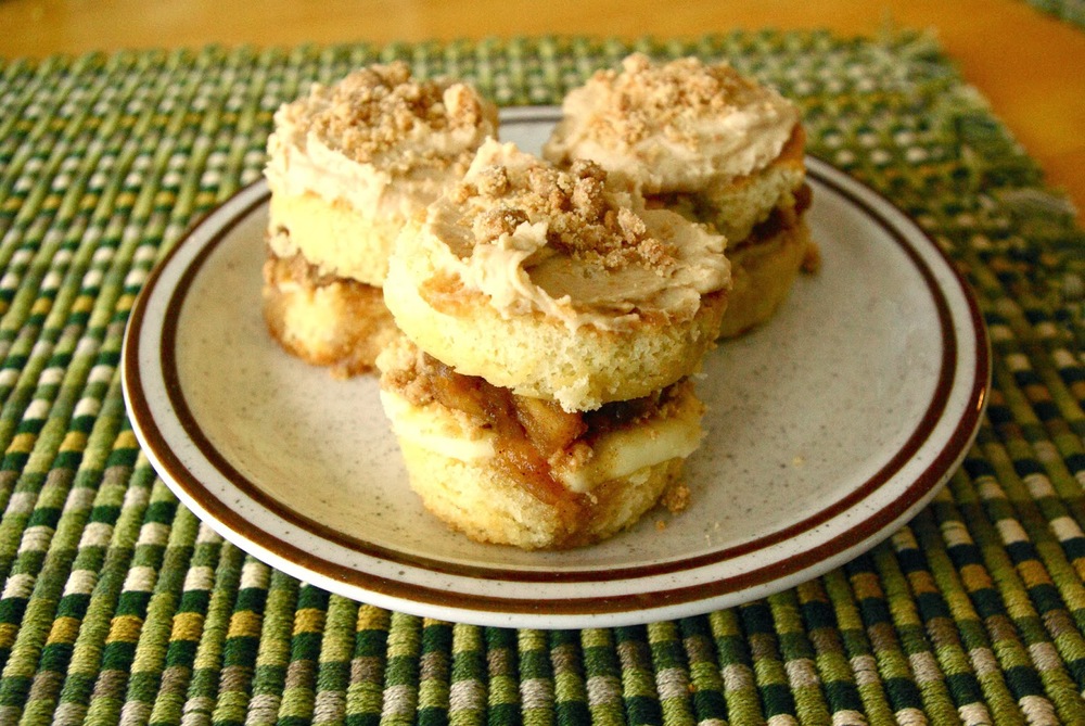 Apple Pie Babycakes are based on the Milk Bar Apple Pie Cake recipe, but in miniature form | www.thebatterthickens.com