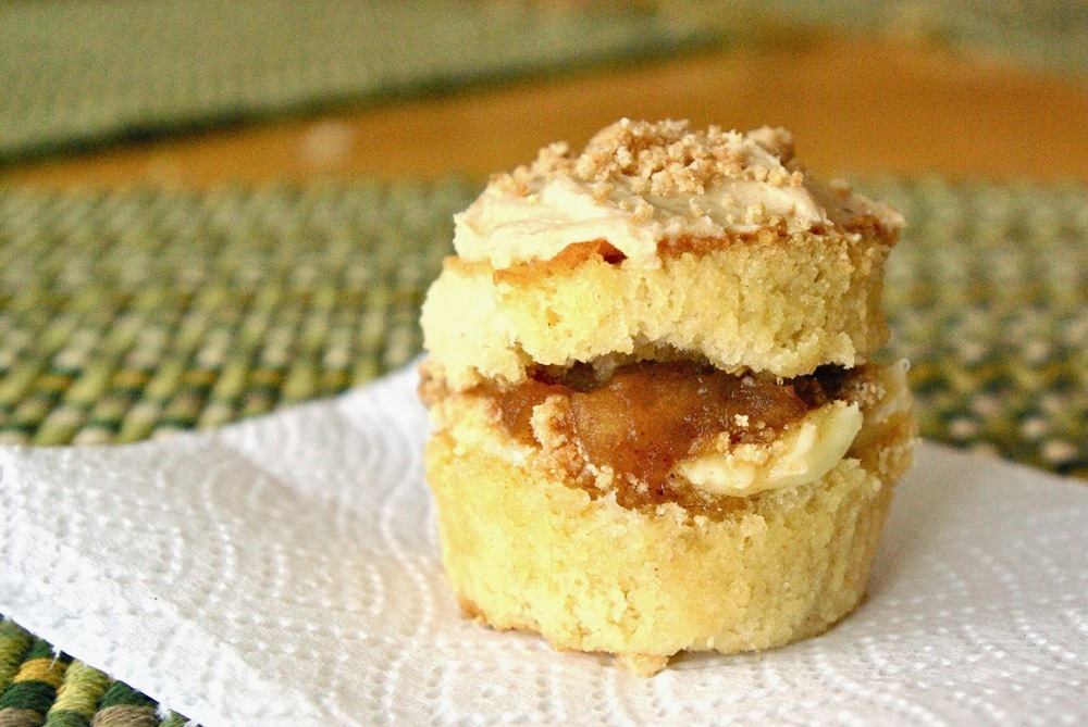 Apple Pie Babycakes are based on the Milk Bar Apple Pie Cake recipe, but in miniature form | www.thebatterthickens.com