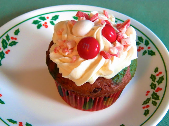 Marble Christmas Cupcakes - red velvet cupcakes with white chocolate peppermint cream cheese frosting | www.thebatterthickens.com