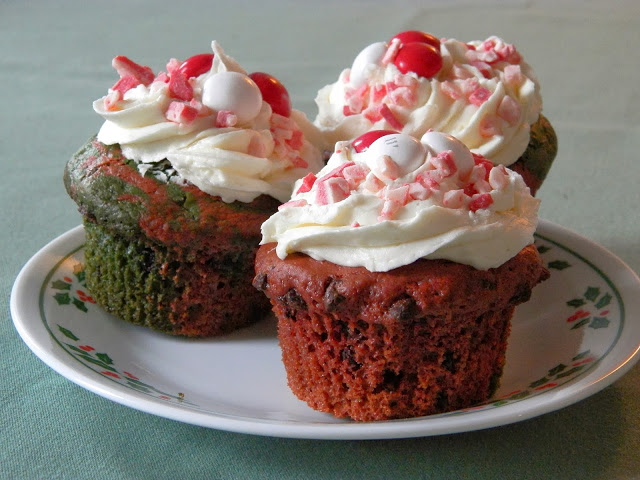 Marble Christmas Cupcakes - red velvet cupcakes with white chocolate peppermint cream cheese frosting | www.thebatterthickens.com