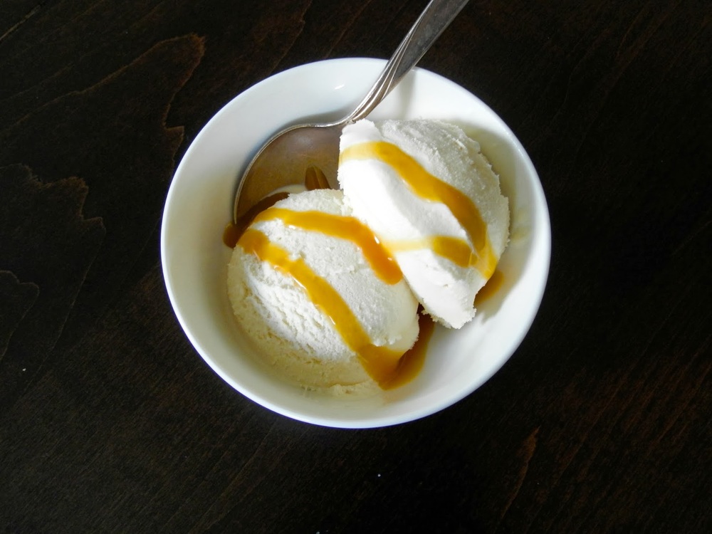 Salted Caramel Ice Cream - creamy, salty, sweet, rich caramel flavor, this ice cream is irresistible #saltedcaramel #iececream | www.thebatterthickens.com