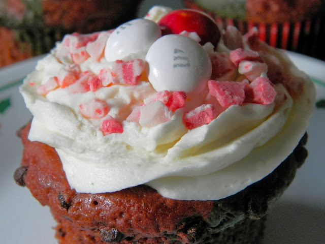 Marble Christmas Cupcakes - red velvet cupcakes with white chocolate peppermint cream cheese frosting | www.thebatterthickens.com