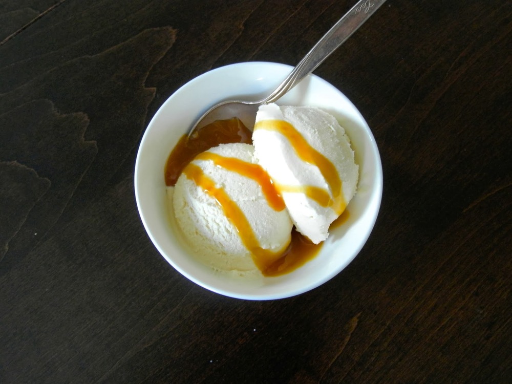 Salted Caramel Ice Cream - creamy, salty, sweet, rich caramel flavor, this ice cream is irresistible #saltedcaramel #iececream | www.thebatterthickens.com
