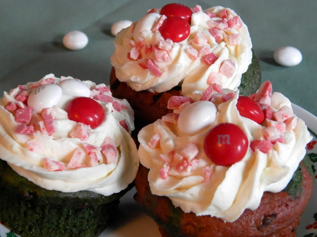 Marble Christmas Cupcakes - red velvet cupcakes with white chocolate peppermint cream cheese frosting | www.thebatterthickens.com