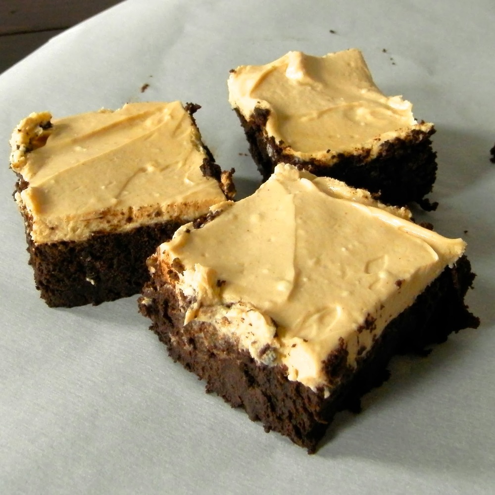 Dark Chocolate Avocado Brownies - brownies made with avocado, topped with peanut butter greek yogurt frosting | www.thebatterthickens.com