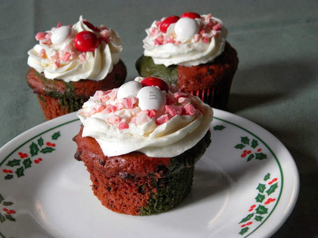 Marble Christmas Cupcakes - red velvet cupcakes with white chocolate peppermint cream cheese frosting | www.thebatterthickens.com
