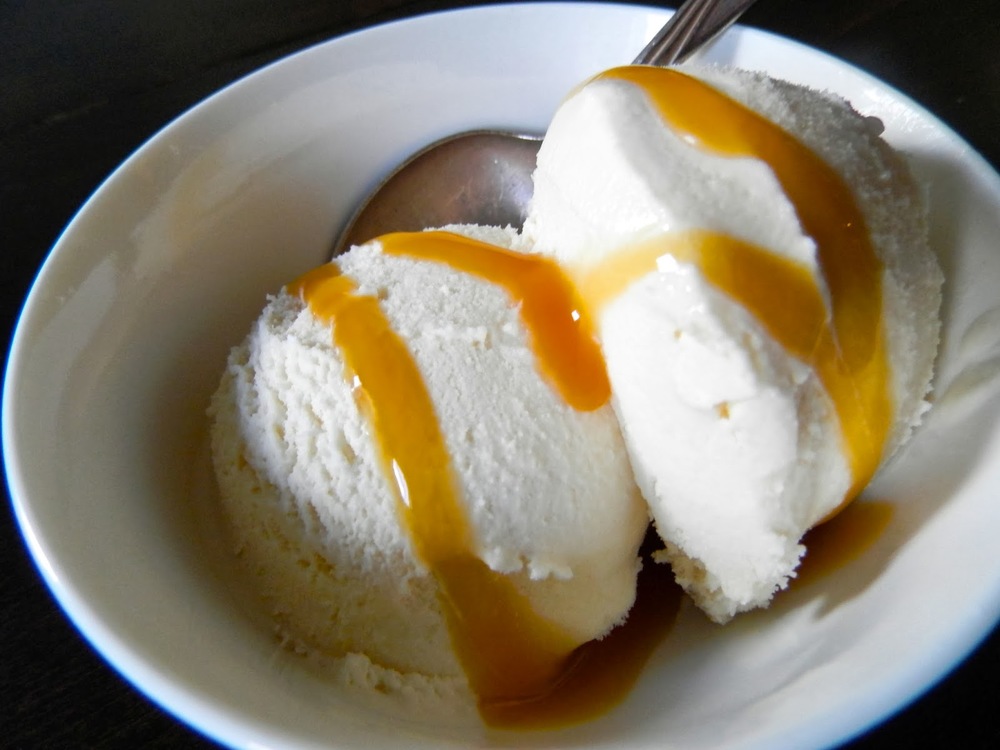 Salted Caramel Ice Cream - creamy, salty, sweet, rich caramel flavor, this ice cream is irresistible #saltedcaramel #iececream | www.thebatterthickens.com