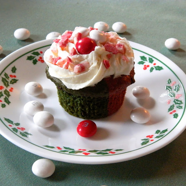 Marble Christmas Cupcakes - red velvet cupcakes with white chocolate peppermint cream cheese frosting | www.thebatterthickens.com