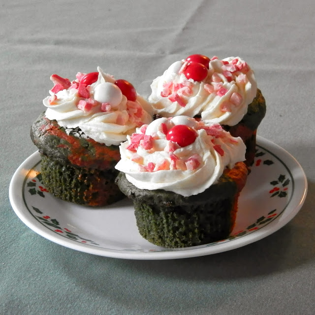 Marble Christmas Cupcakes - red velvet cupcakes with white chocolate peppermint cream cheese frosting | www.thebatterthickens.com