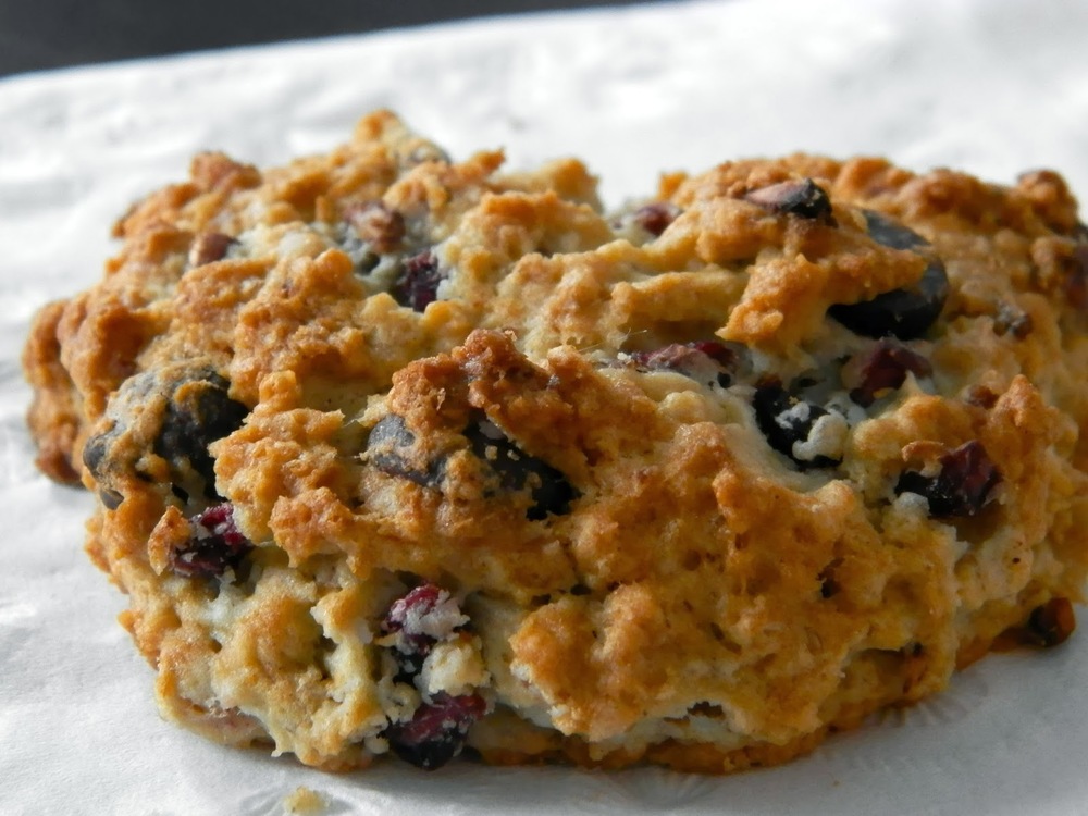 Pomegranate Dark Chocolate Scones - scones with oats, dark chocolate, and pomegranate seeds baked in a heart shape make a wholesome breakfast for someone you love | www.thebatterthickens.com