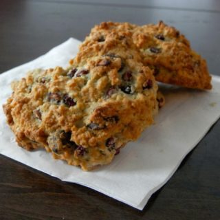 Pomegranate Dark Chocolate Scones - scones with oats, dark chocolate, and pomegranate seeds baked in a heart shape make a wholesome breakfast for someone you love | www.thebatterthickens.com