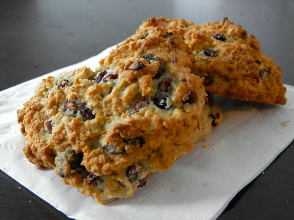 Pomegranate Dark Chocolate Scones - scones with oats, dark chocolate, and pomegranate seeds baked in a heart shape make a wholesome breakfast for someone you love | www.thebatterthickens.com