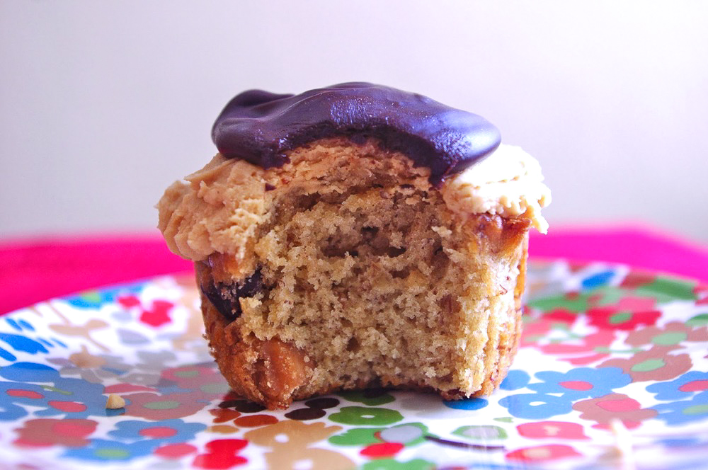 Peanut Butter Banana Chocolate Chip Cupcakes - banana cupcakes with peanut butter and chocolate chips, peanut butter frosting, and chocolate ganache #peanutbutter #banana #cupcakes #ganache | www.thebatterthickens.com