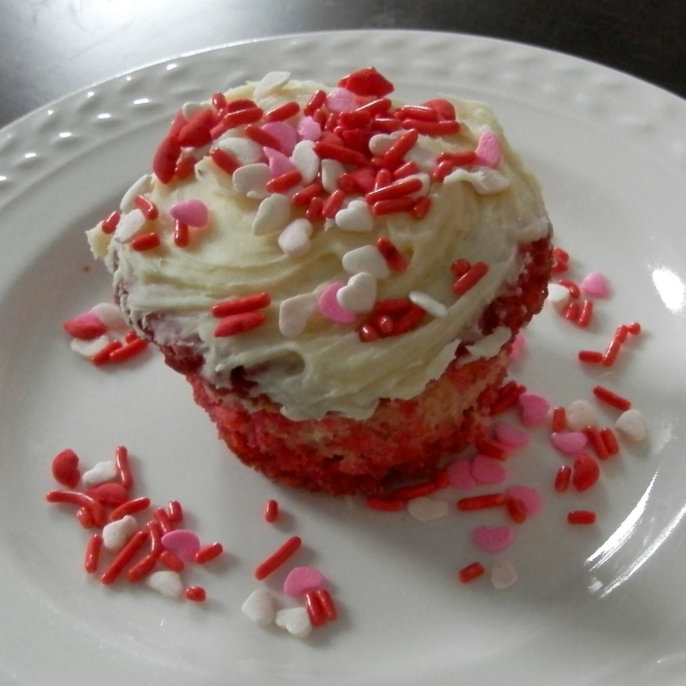 Strawberry Raspberry White Chocolate Cupcakes - tender cupcakes flavored with pureed strawberries and raspberries #cupcakes | www.thebatterthickens.com