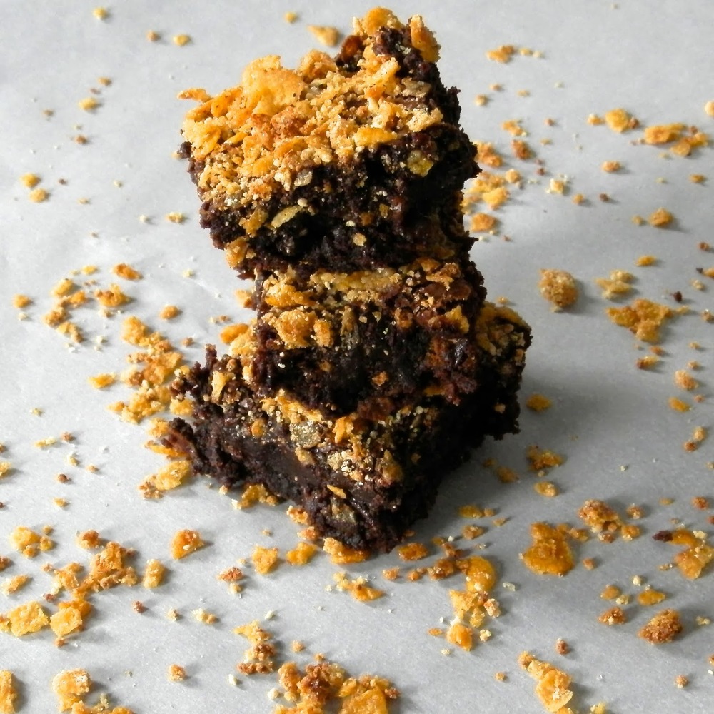 Cornflake Crunch Brownies - fudgy brownies topped with Milk Bar's addictive cornflake crunch - www.thebatterthickens.com