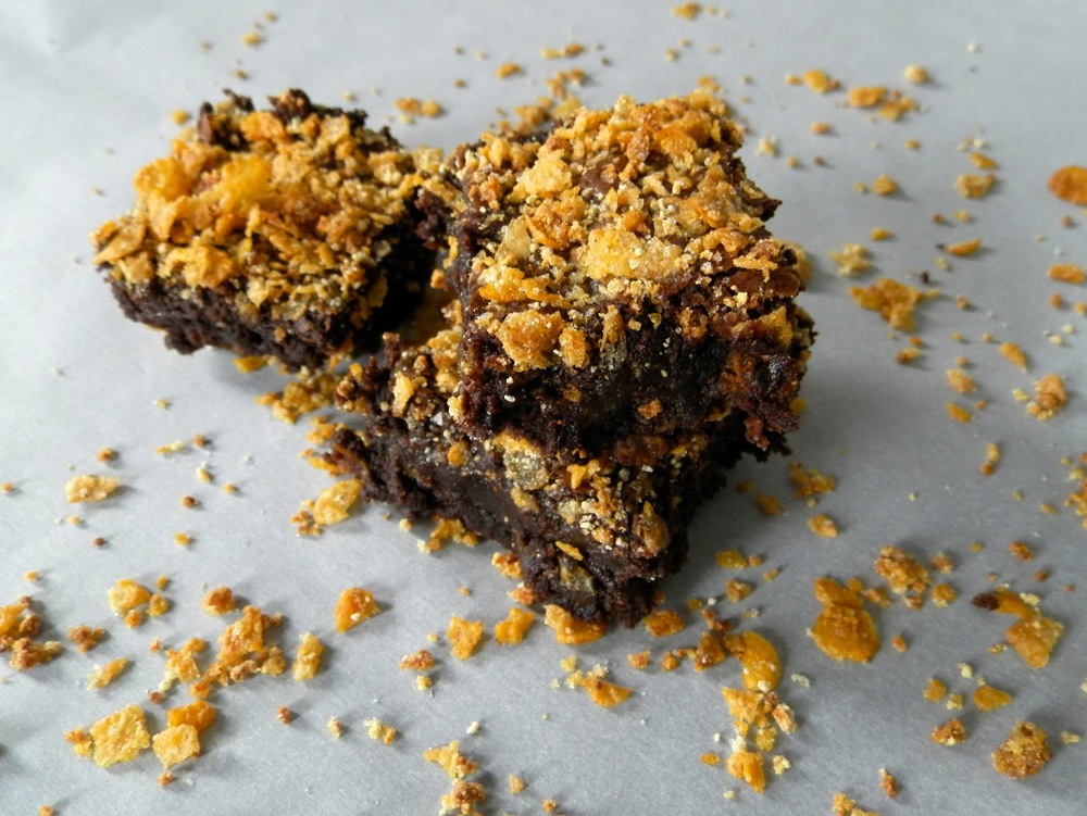 Cornflake Crunch Brownies - fudgy brownies topped with Milk Bar's addictive cornflake crunch - www.thebatterthickens.com