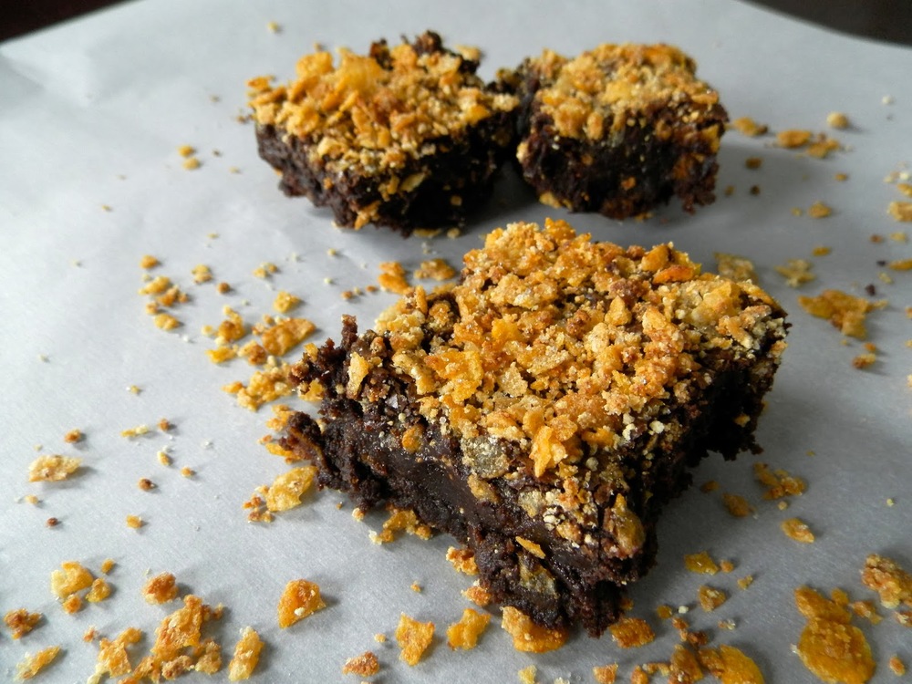 Cornflake Crunch Brownies - fudgy brownies topped with Milk Bar's addictive cornflake crunch - www.thebatterthickens.com