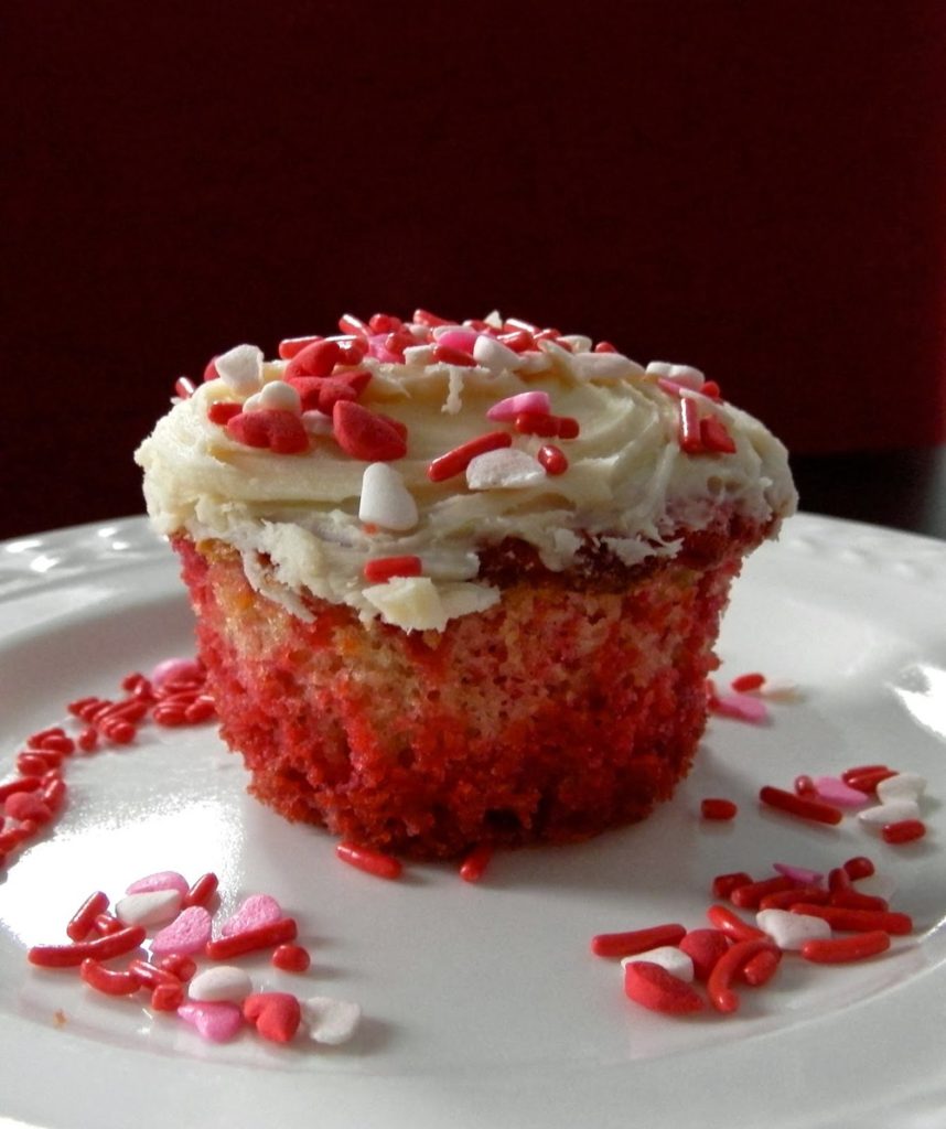 Strawberry Raspberry White Chocolate Cupcakes - tender cupcakes flavored with pureed strawberries and raspberries #cupcakes | www.thebatterthickens.com