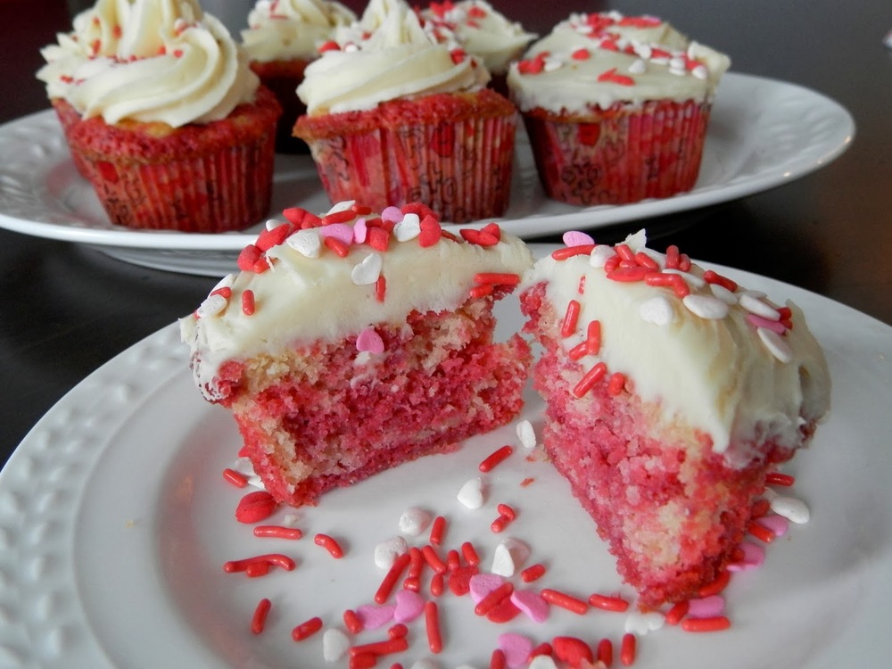 Strawberry Raspberry White Chocolate Cupcakes - tender cupcakes flavored with pureed strawberries and raspberries #cupcakes | www.thebatterthickens.com