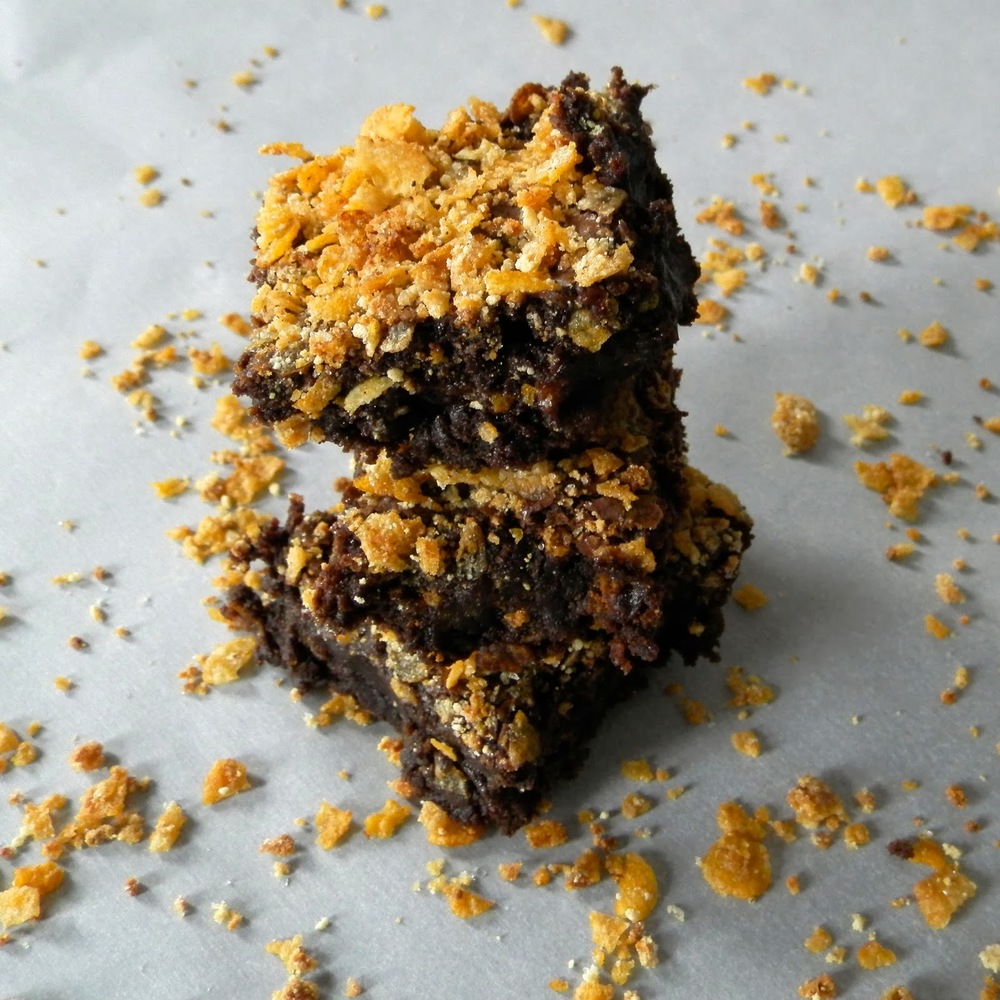 Cornflake Crunch Brownies - fudgy brownies topped with Milk Bar's addictive cornflake crunch - www.thebatterthickens.com