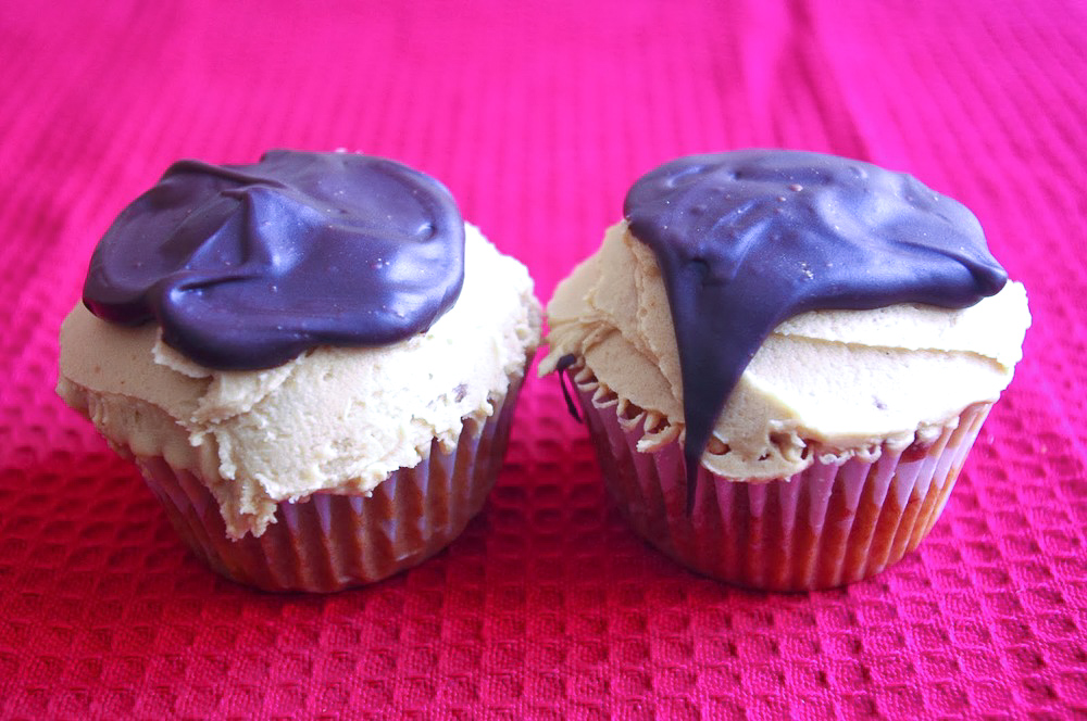 Peanut Butter Banana Chocolate Chip Cupcakes - banana cupcakes with peanut butter and chocolate chips, peanut butter frosting, and chocolate ganache #peanutbutter #banana #cupcakes #ganache | www.thebatterthickens.com