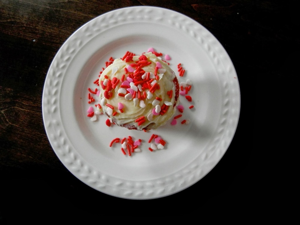 Strawberry Raspberry White Chocolate Cupcakes - tender cupcakes flavored with pureed strawberries and raspberries #cupcakes | www.thebatterthickens.com