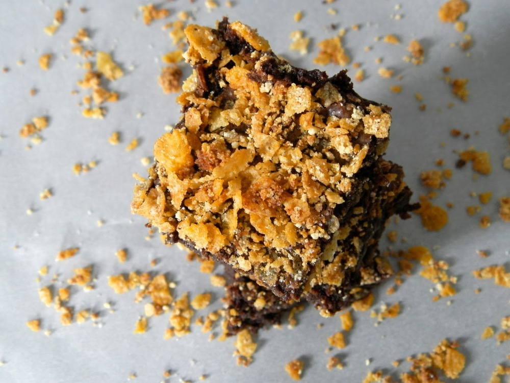 Cornflake Crunch Brownies - fudgy brownies topped with Milk Bar's addictive cornflake crunch - www.thebatterthickens.com