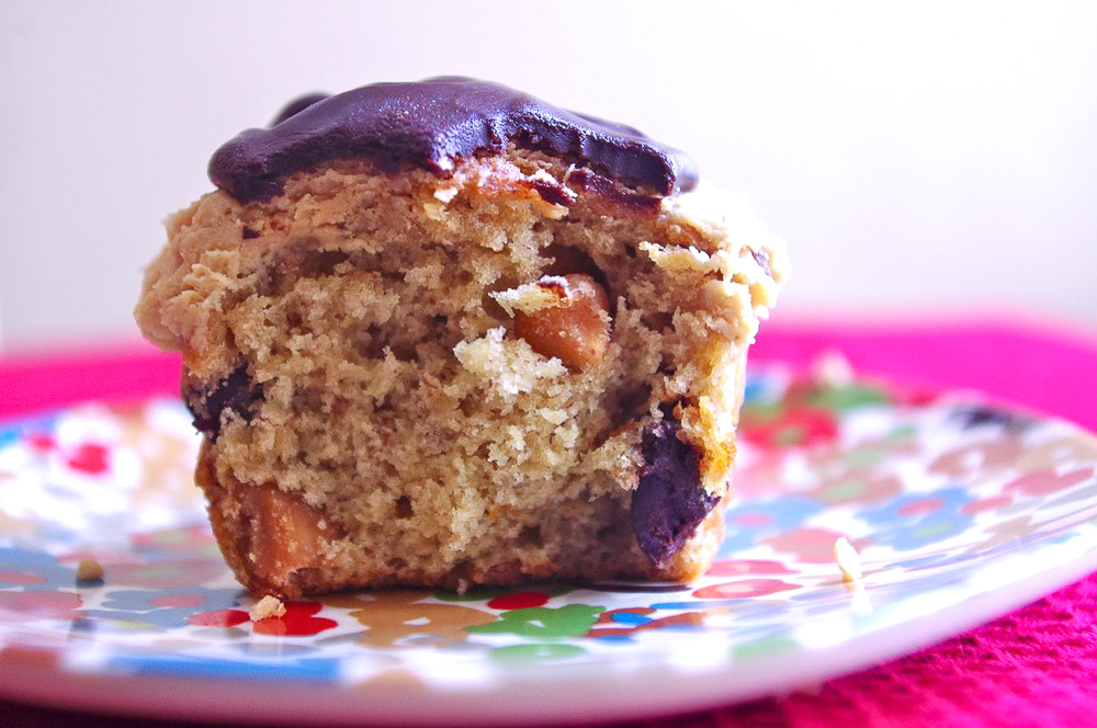 Peanut Butter Banana Chocolate Chip Cupcakes - banana cupcakes with peanut butter and chocolate chips, peanut butter frosting, and chocolate ganache #peanutbutter #banana #cupcakes #ganache | www.thebatterthickens.com