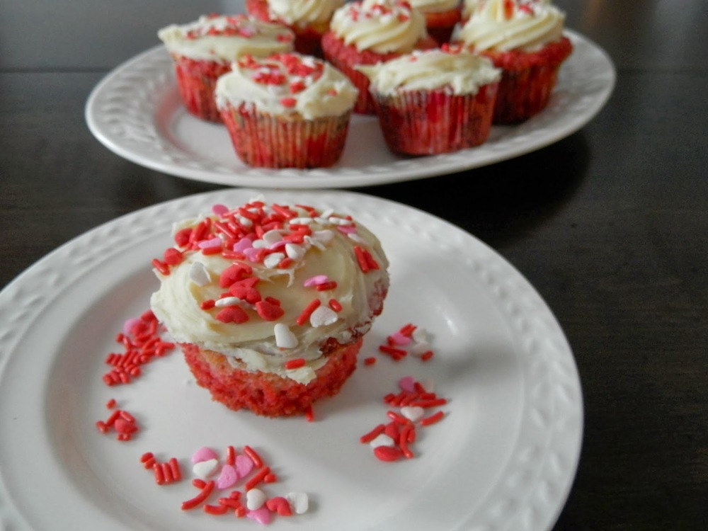 Strawberry Raspberry White Chocolate Cupcakes - tender cupcakes flavored with pureed strawberries and raspberries #cupcakes | www.thebatterthickens.com