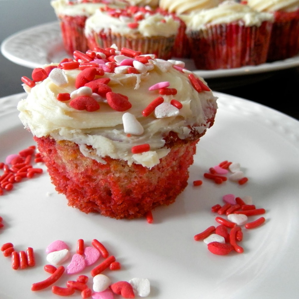 Strawberry Raspberry White Chocolate Cupcakes - tender cupcakes flavored with pureed strawberries and raspberries #cupcakes | www.thebatterthickens.com