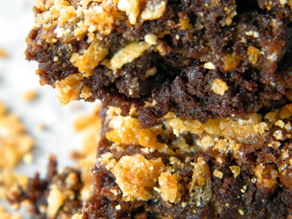 Cornflake Crunch Brownies - fudgy brownies topped with Milk Bar's addictive cornflake crunch - www.thebatterthickens.com