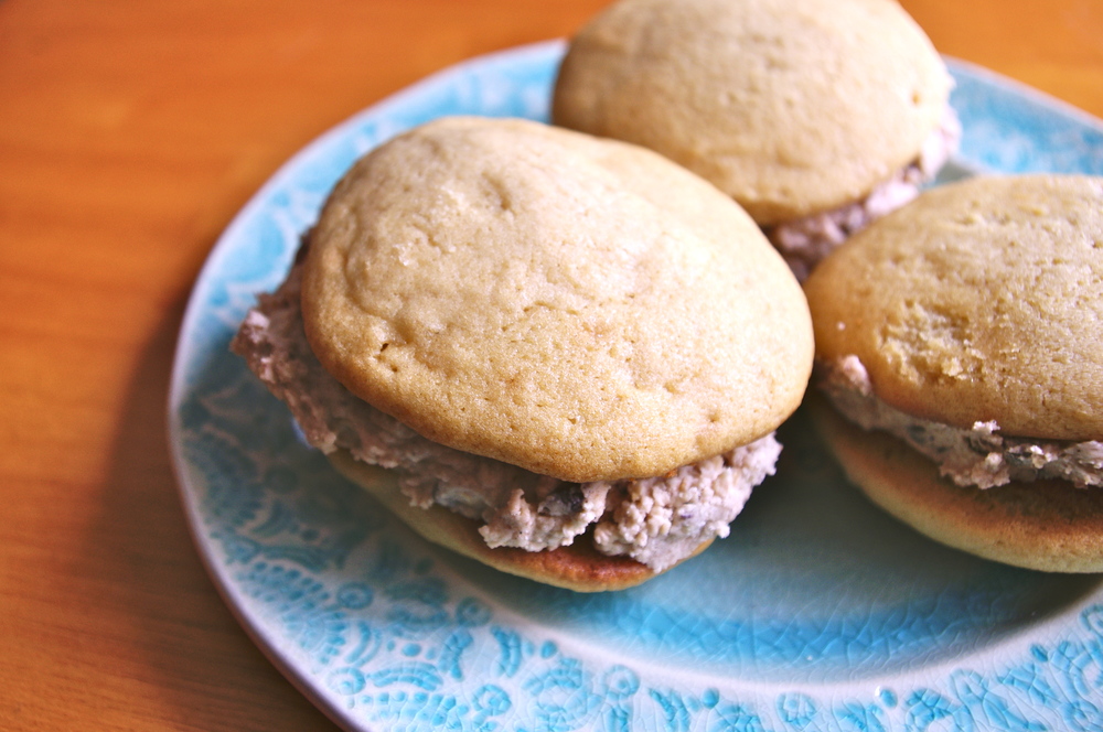 Oatmeal Cookie Dough Whoopie Pies - oatmeal cookie dough frosting sandwiched between two soft-baked brown butter cookies #brownbutter #cookiedough #oatmealcookie #whoopiepies | www.thebatterthickens.com