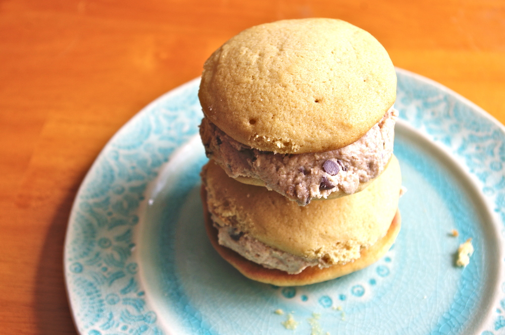 Oatmeal Cookie Dough Whoopie Pies - oatmeal cookie dough frosting sandwiched between two soft-baked brown butter cookies #brownbutter #cookiedough #oatmealcookie #whoopiepies | www.thebatterthickens.com