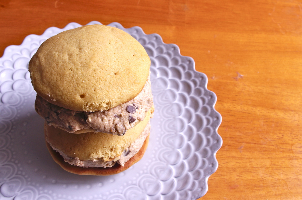 Oatmeal Cookie Dough Whoopie Pies - oatmeal cookie dough frosting sandwiched between two soft-baked brown butter cookies #brownbutter #cookiedough #oatmealcookie #whoopiepies | www.thebatterthickens.com