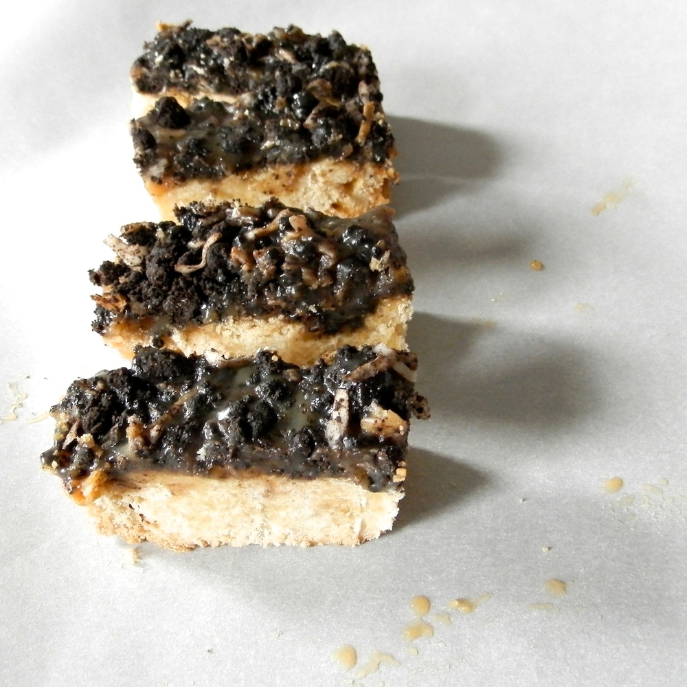 Gourmet Samoa Bars - shrortbread cookies covered in chocolate crumb and coconut caramel sauce #samoa #shortbread #caramel | www.thebatterthickens.com