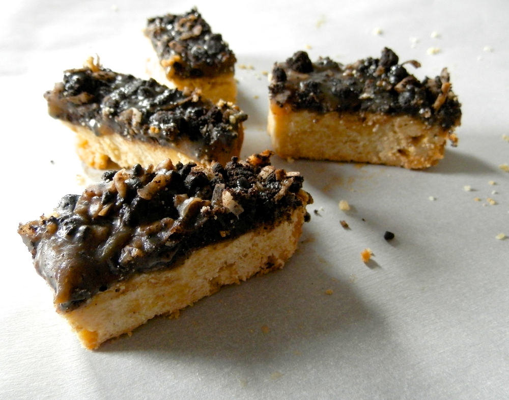 Gourmet Samoa Bars - shrortbread cookies covered in chocolate crumb and coconut caramel sauce #samoa #shortbread #caramel | www.thebatterthickens.com