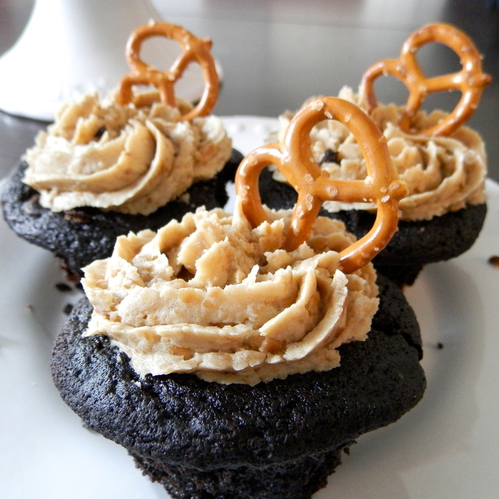 Chocolate Butterscotch Cupcakes with Pretzel Frosting | www.thebatterthickens.com