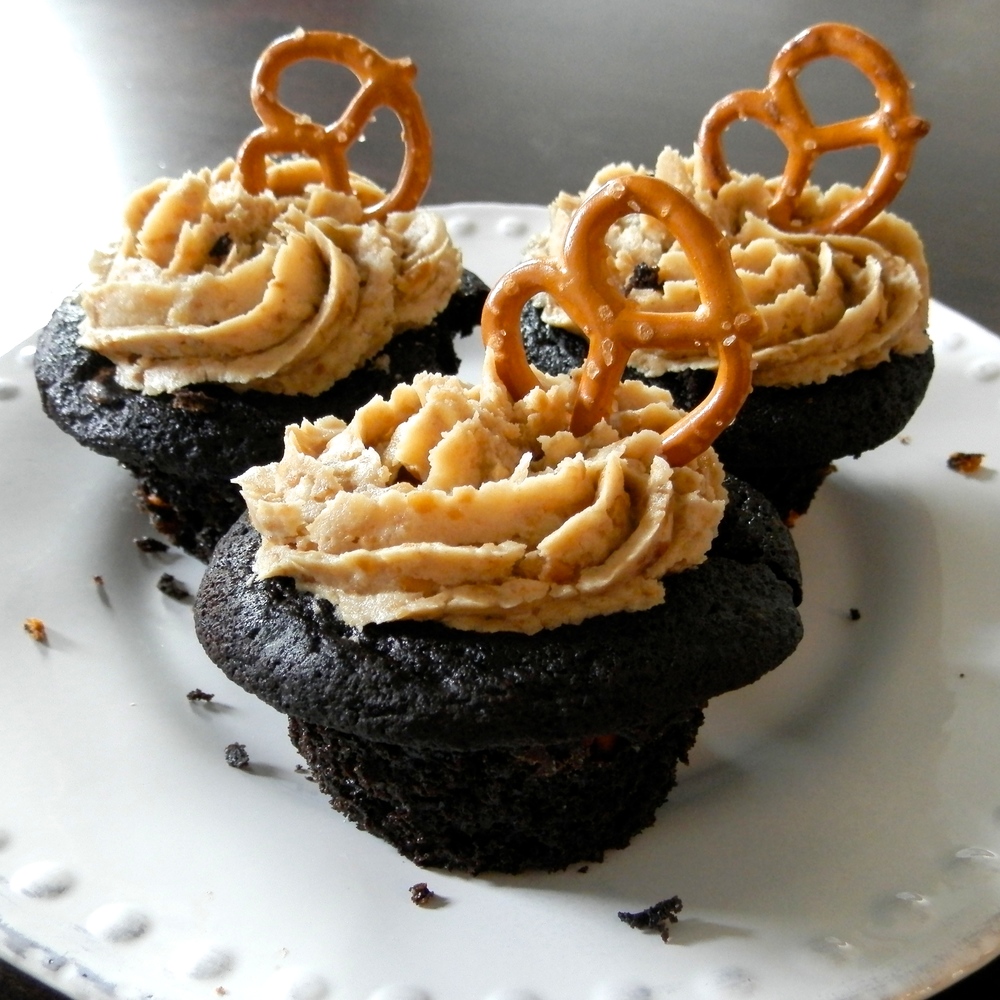 Chocolate Butterscotch Cupcakes with Pretzel Frosting | www.thebatterthickens.com