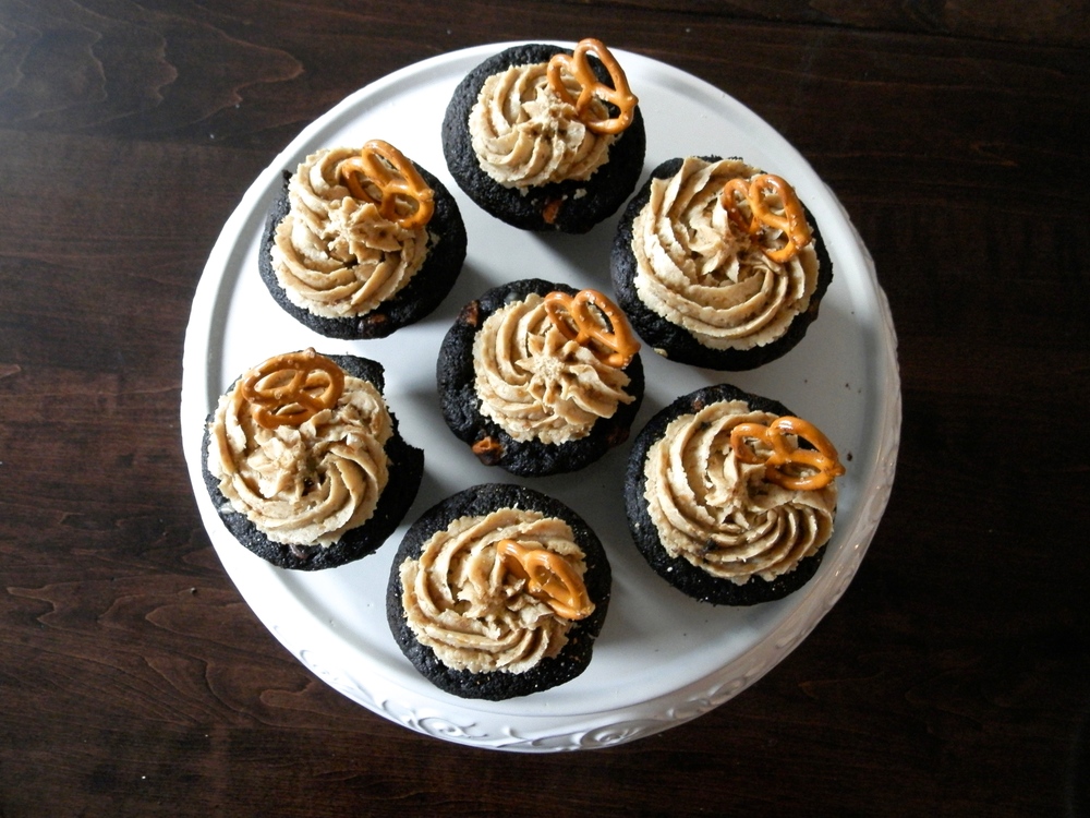 Chocolate Butterscotch Cupcakes with Pretzel Frosting | www.thebatterthickens.com