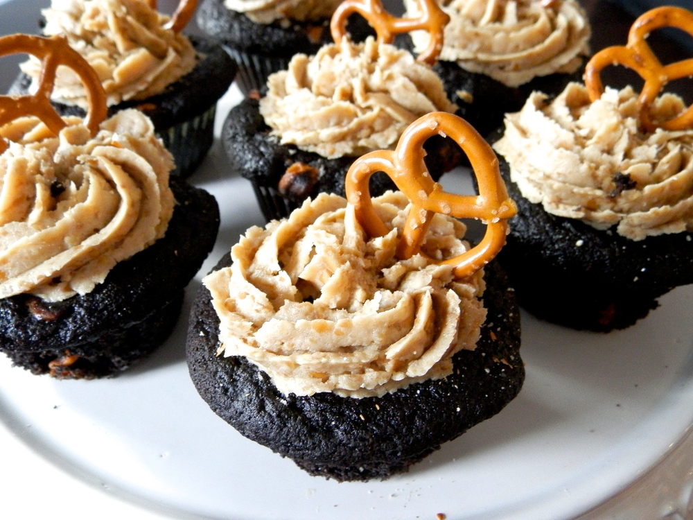 Chocolate Butterscotch Cupcakes with Pretzel Frosting | www.thebatterthickens.com