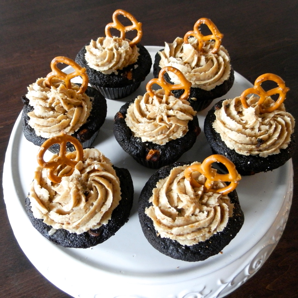 Chocolate Butterscotch Cupcakes with Pretzel Frosting | www.thebatterthickens.com