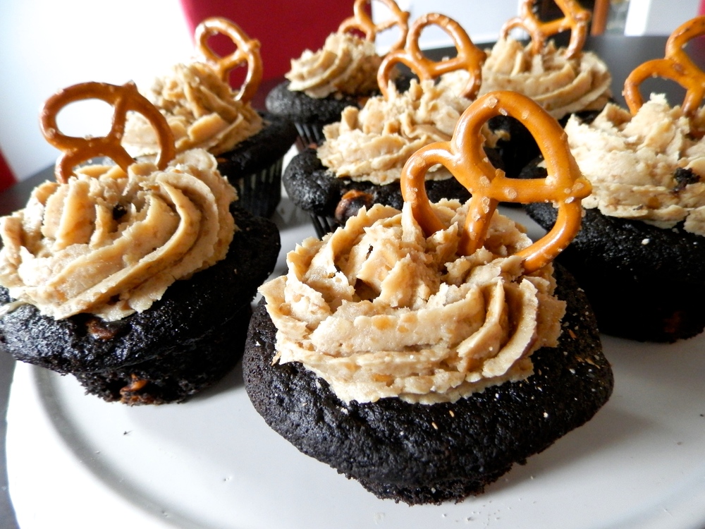Chocolate Butterscotch Cupcakes with Pretzel Frosting | www.thebatterthickens.com