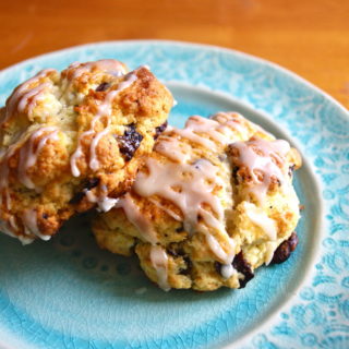 Coffee Bacon Dark Chocolate Scones with a maple glaze combine all the best parts about waking up Saturday mornings into one breakfast treat | www.thebatterthickens.com