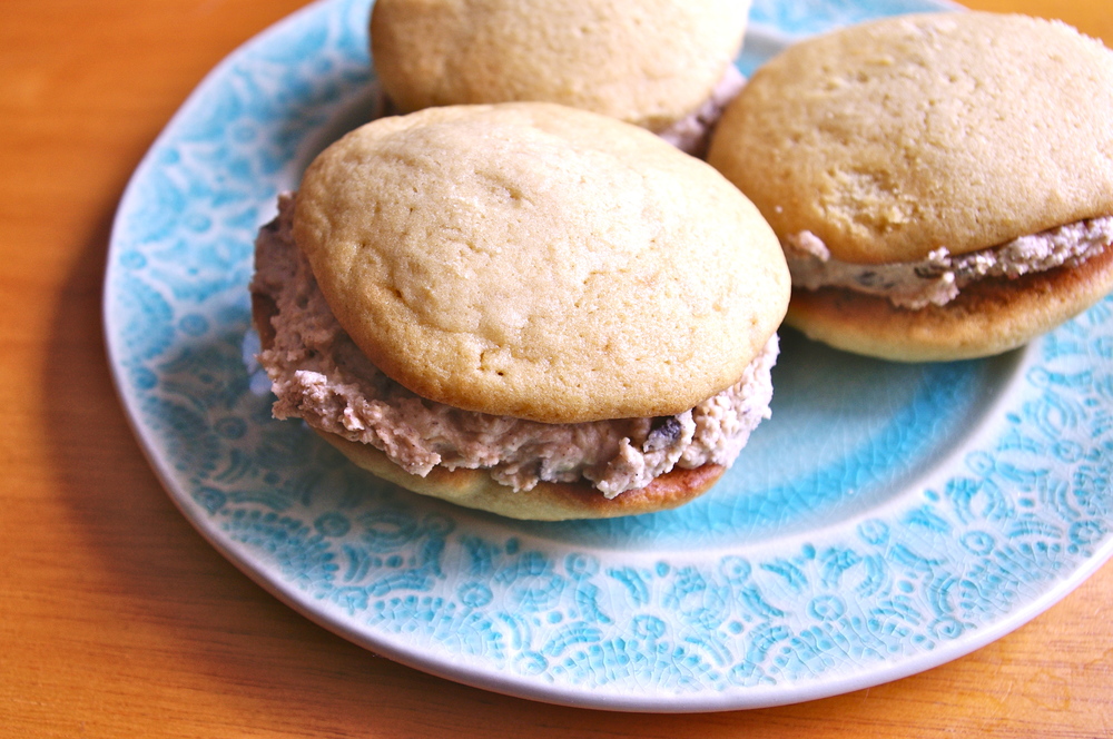 Oatmeal Cookie Dough Whoopie Pies - oatmeal cookie dough frosting sandwiched between two soft-baked brown butter cookies #brownbutter #cookiedough #oatmealcookie #whoopiepies | www.thebatterthickens.com