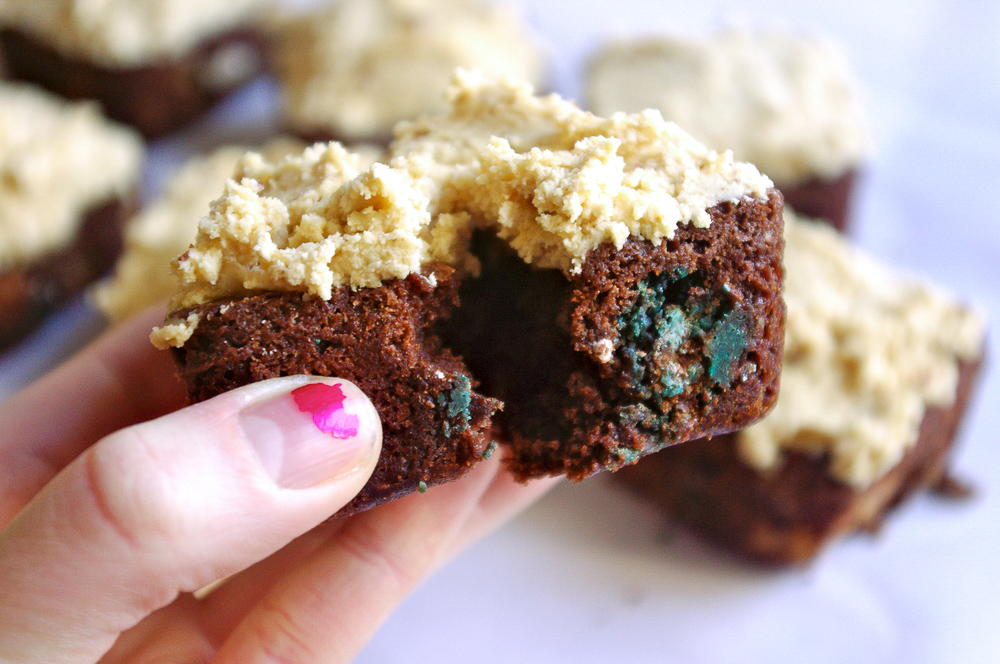 Monster Cookie Brownies - stuffed with peanut butter chips and M&Ms, and covered in peanut butter oatmeal cookie dough frosting #peanutbutter #monstercookies #brownies | www.thebatterthickens.com