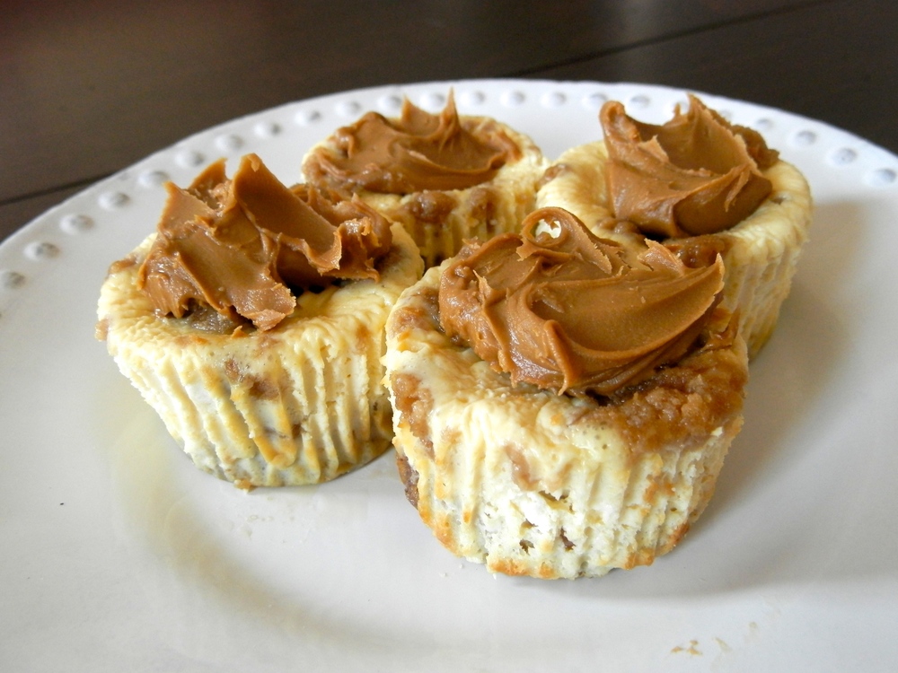 Biscoff Cookie Cheesecake Bites - biscoff cookie cheesecake with biscoff cookie dough chunks and a biscoff cookie crust #biscoff #cheesecake | www.thebatterthickens.com