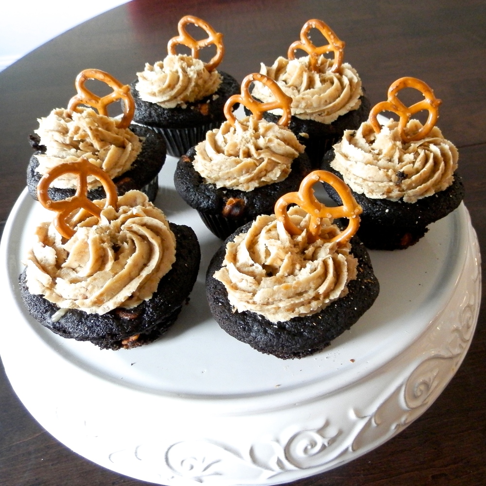 Chocolate Butterscotch Cupcakes with Pretzel Frosting | www.thebatterthickens.com
